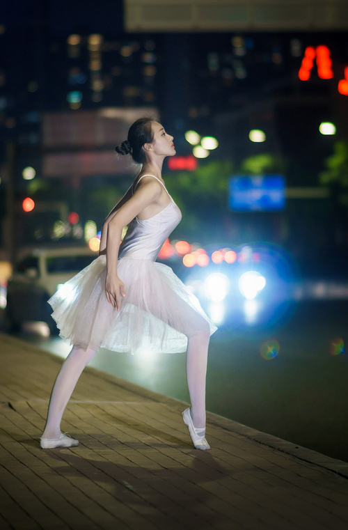 “夜幕追逐:黑夜中的极速冲击”,夜幕追击背景故事