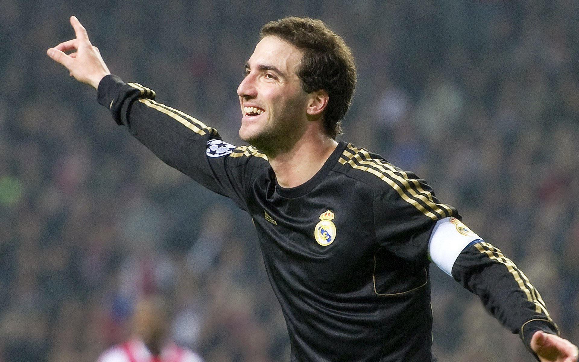 九游游戏中心-新西兰全黑队依靠快速节奏主宰比赛，防守与进攻完美结合，新西兰全黑队慈善公益